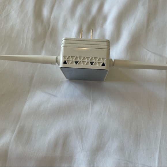 NETGEAR EX2700 – N300 WiFi Range Extender Essentials Edition - Picture 7 of 8